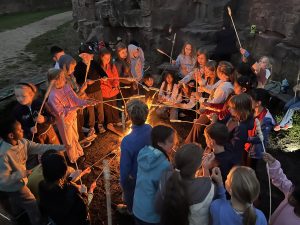 Mehr über den Artikel erfahren Mittelalter hautnah – Klassenfahrt der 4. Klassen nach Burg Breuberg