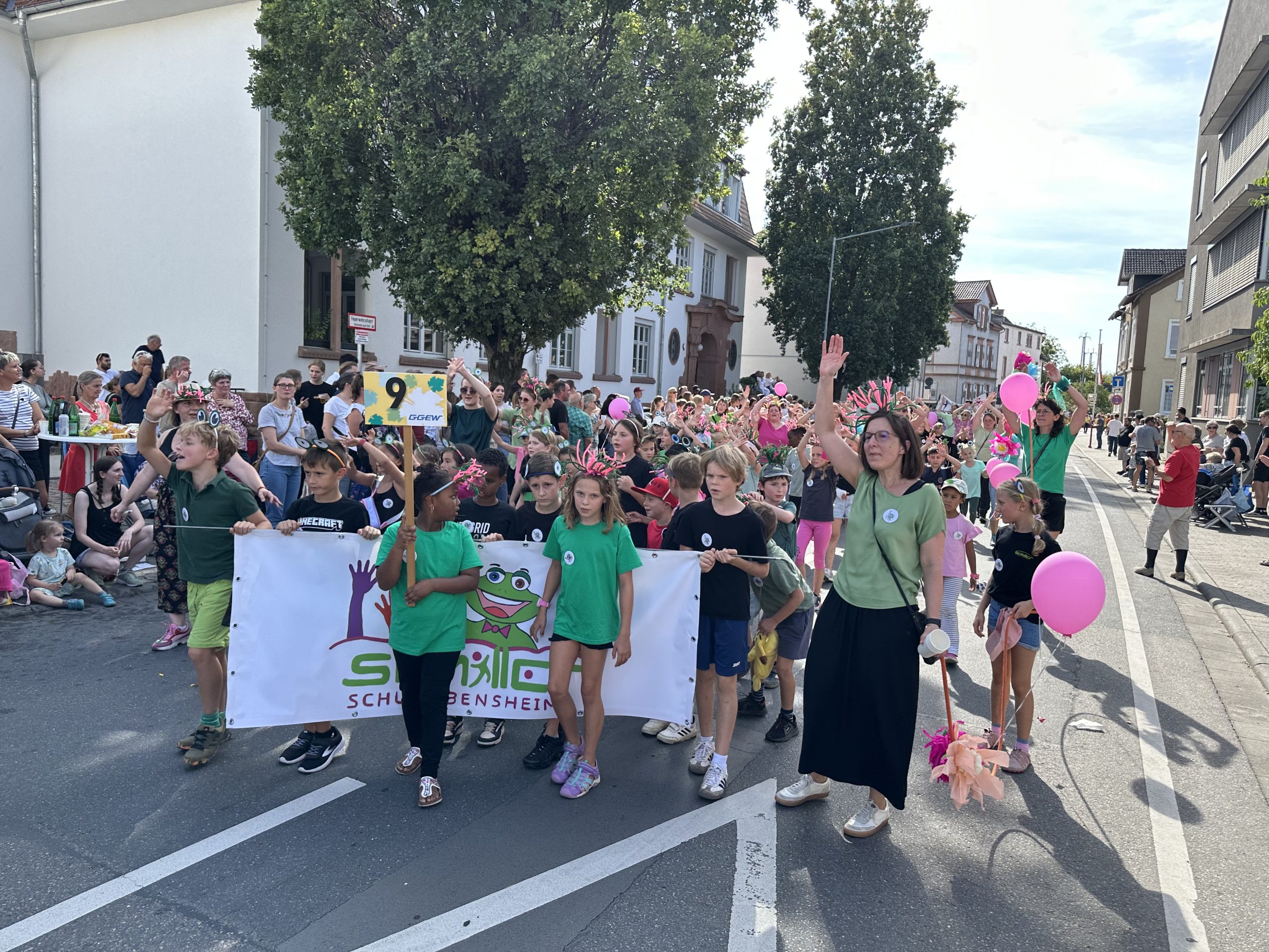 Du betrachtest gerade Die Grundschule der Schillerschule beim Winzerfestumzug 2025