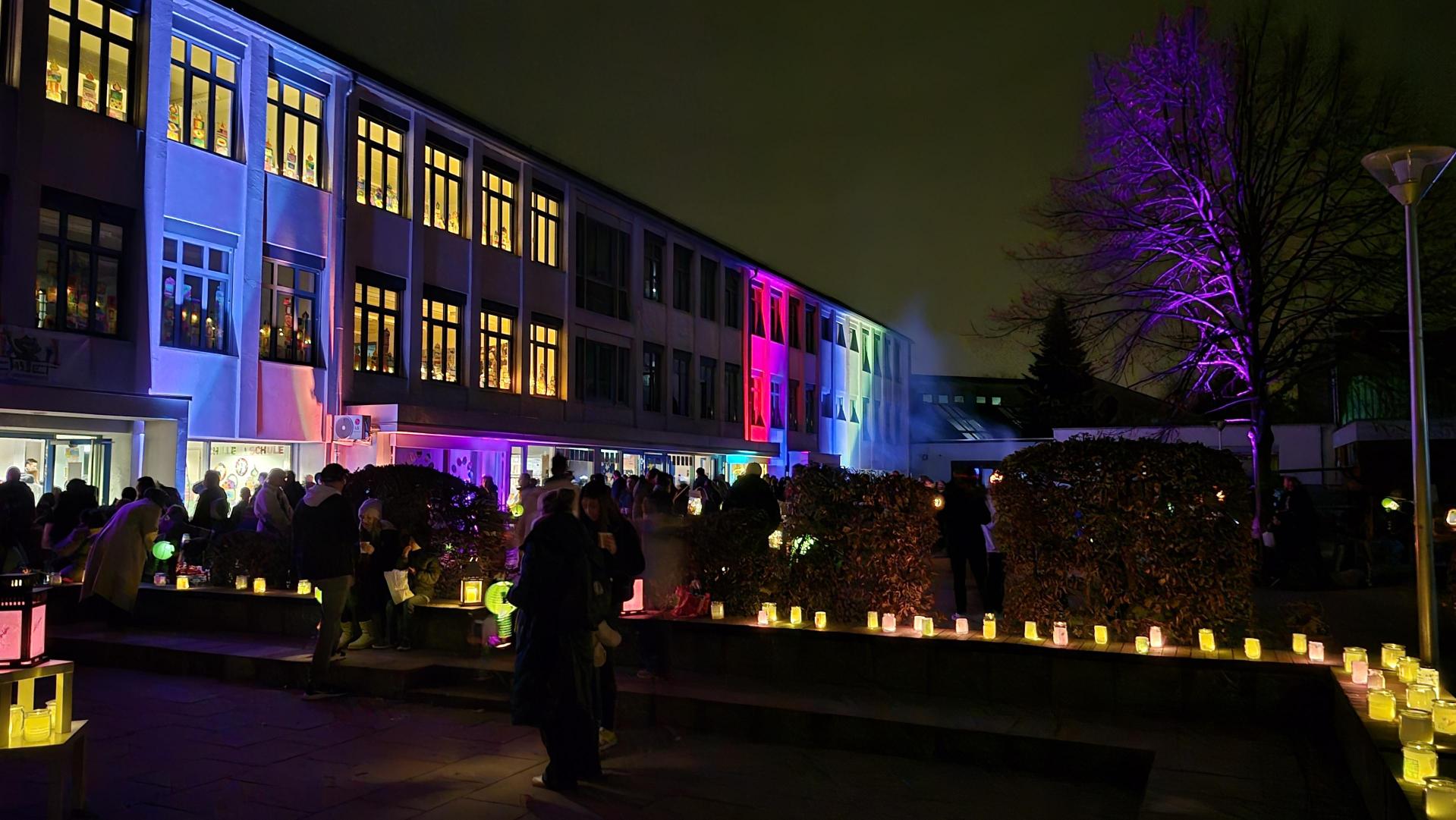 Du betrachtest gerade Martinsfest an der Schillerschule: Ein Abend voller Licht, Gemeinschaft und Tradition