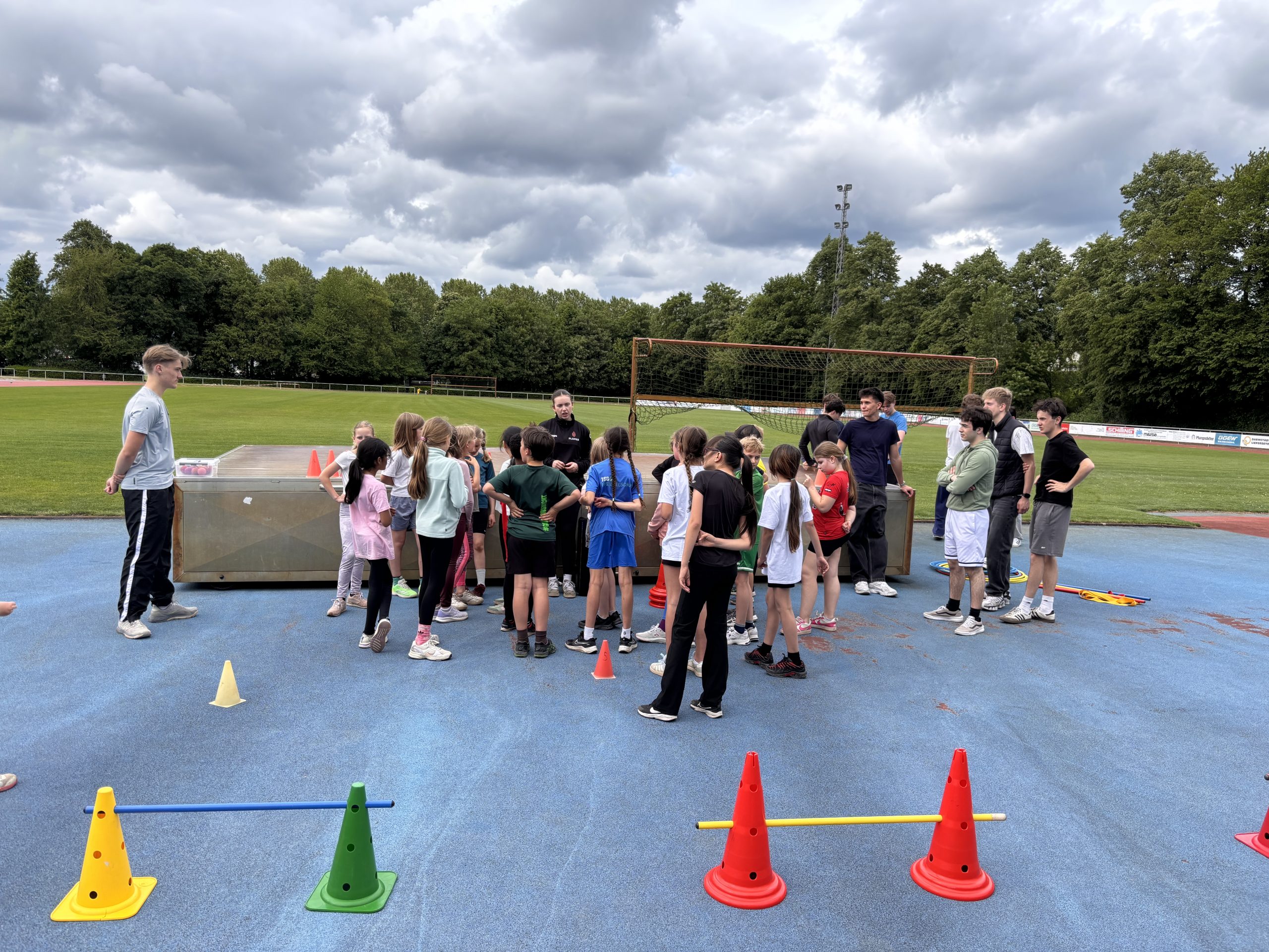 Mehr über den Artikel erfahren Von den Großen mit den Kleinen lernen – Der Sportkurs des Starkenburg-Gymnasiums begeistert Grundschulkinder bei freiwilligem Training für die Bundesjugendspiele